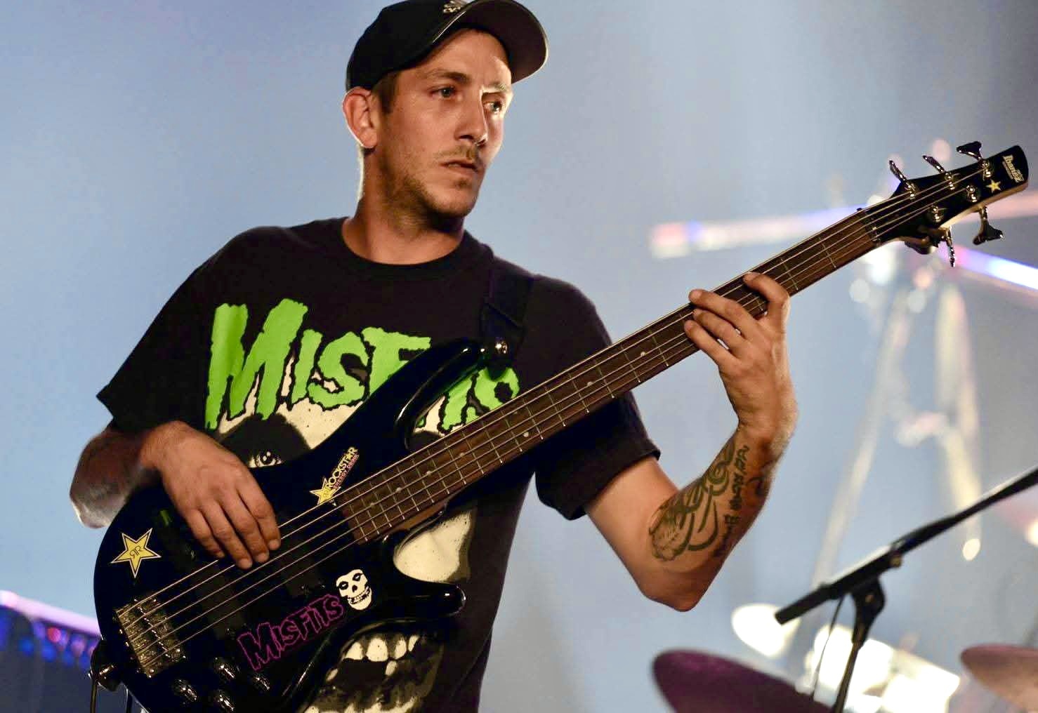 Steve Maclure bassiste du groupe Josy and the gentlemen